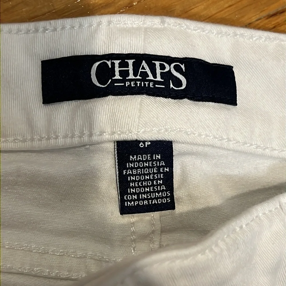 Women’s White Chaps Capri Pants in Petite